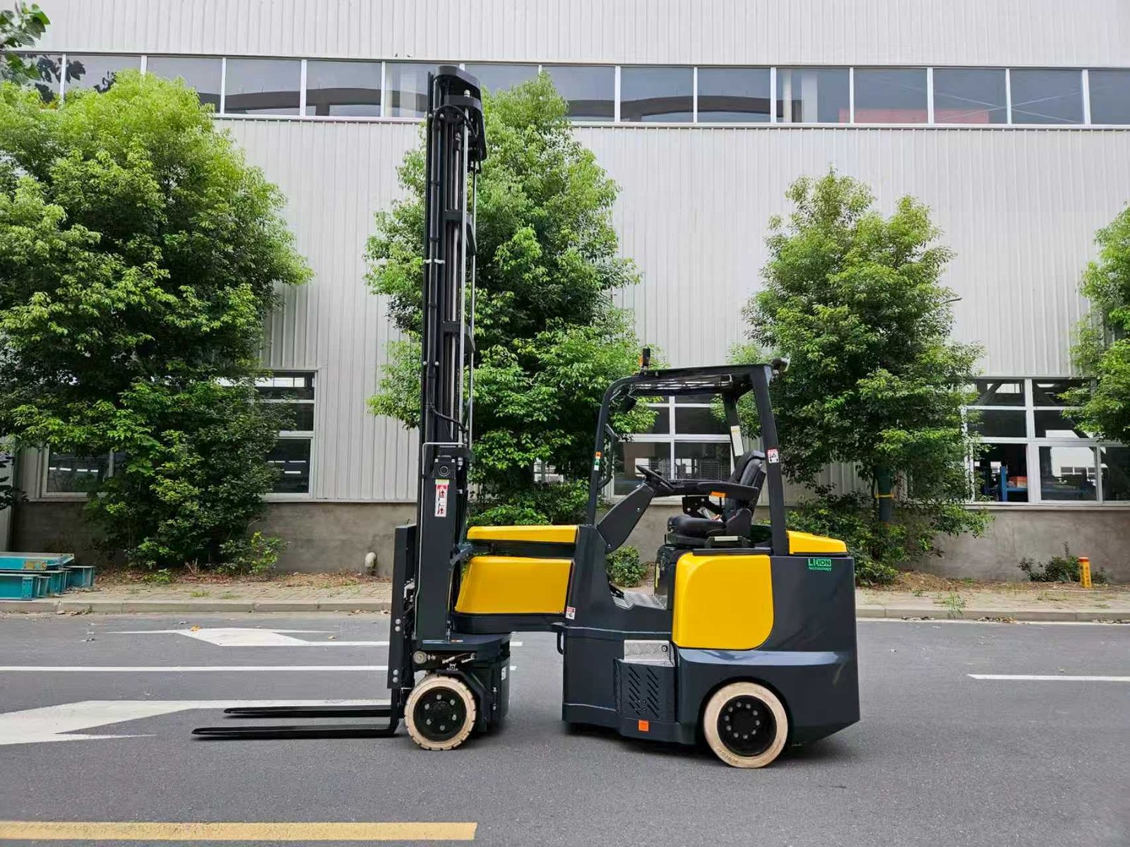 How to operate a articulated forklift